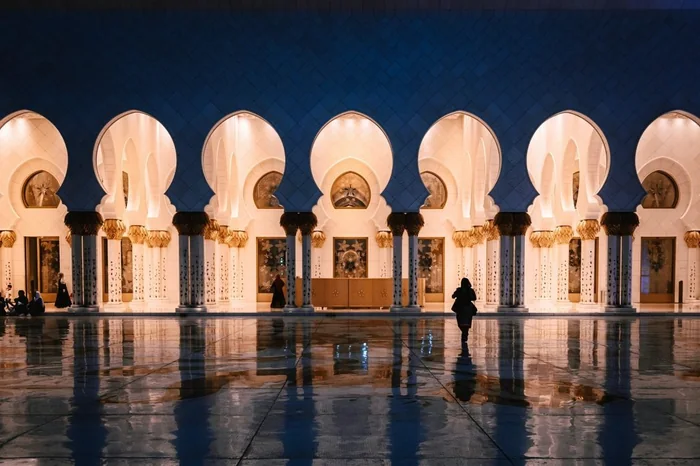 Illuminated mosque courtyard at night, representing flexible online Quran class scheduling across US time zones